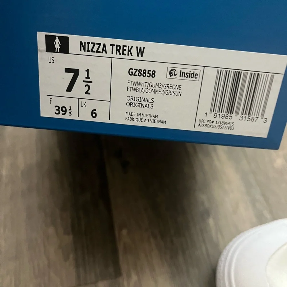 Adidas Nizza Trek in White 7.5 - Picture 3 of 9